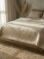 Afbeelding in Gallery-weergave laden, Quilted 100% linen bedspread (duvet) in Beige colour
