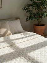 Afbeelding in Gallery-weergave laden, Quilted 100% linen bedspread (duvet) in Off-white colour
