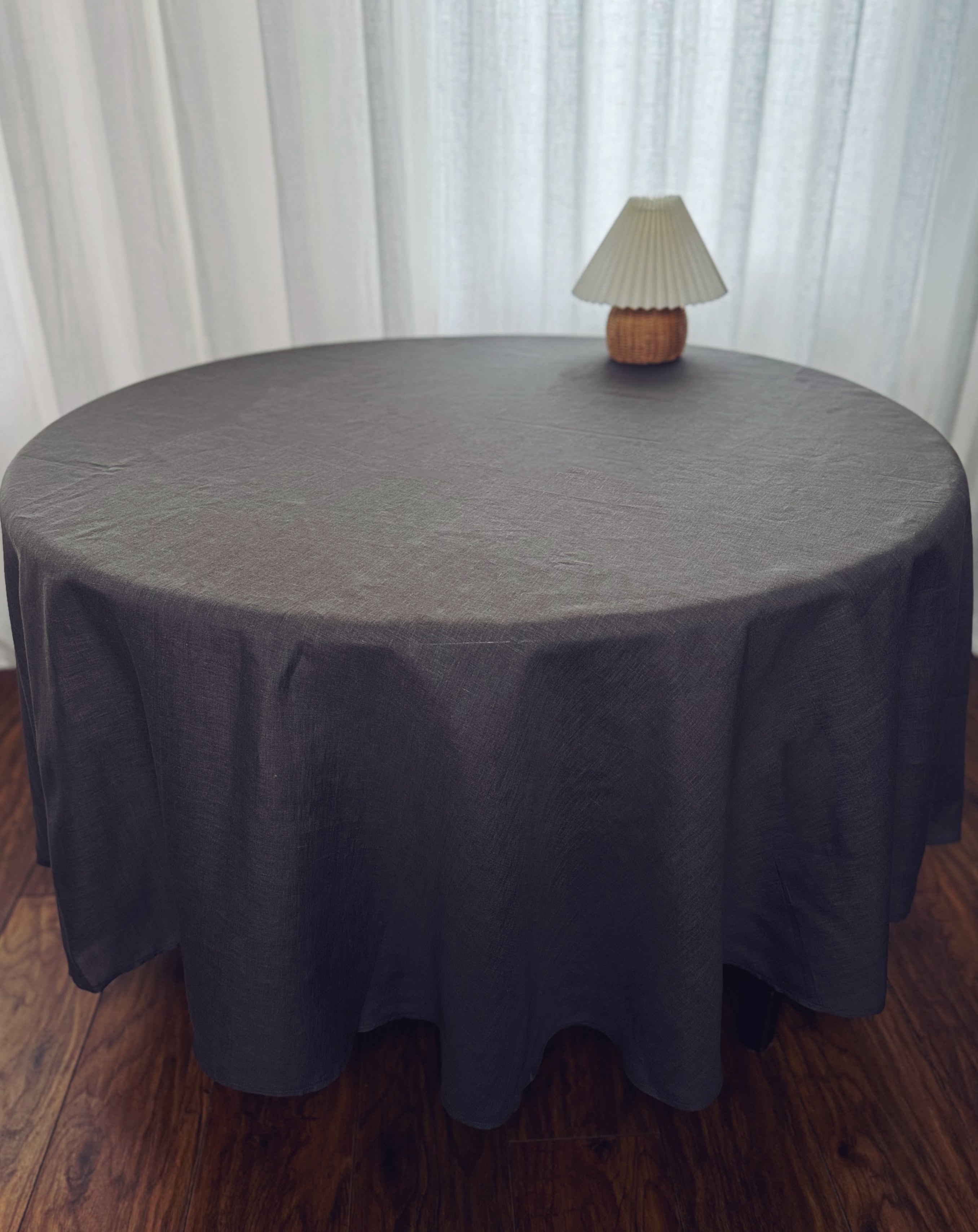 Round tablecloth from natural linen