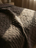 Afbeelding in Gallery-weergave laden, Quilted 100% linen bedspread (duvet) in Cocoa colour
