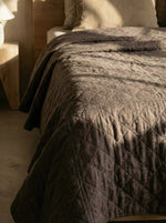Afbeelding in Gallery-weergave laden, Quilted 100% linen bedspread (duvet) in Cocoa colour
