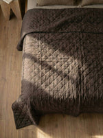 Afbeelding in Gallery-weergave laden, Quilted 100% linen bedspread (duvet) in Cocoa colour

