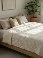 Afbeelding in Gallery-weergave laden, Quilted 100% linen bedspread (duvet) in Off-white colour
