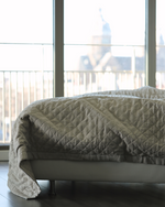 Afbeelding in Gallery-weergave laden, Quilted linen duvet in natural flax colour
