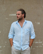 Load image into Gallery viewer, Linen shirt in light blue
