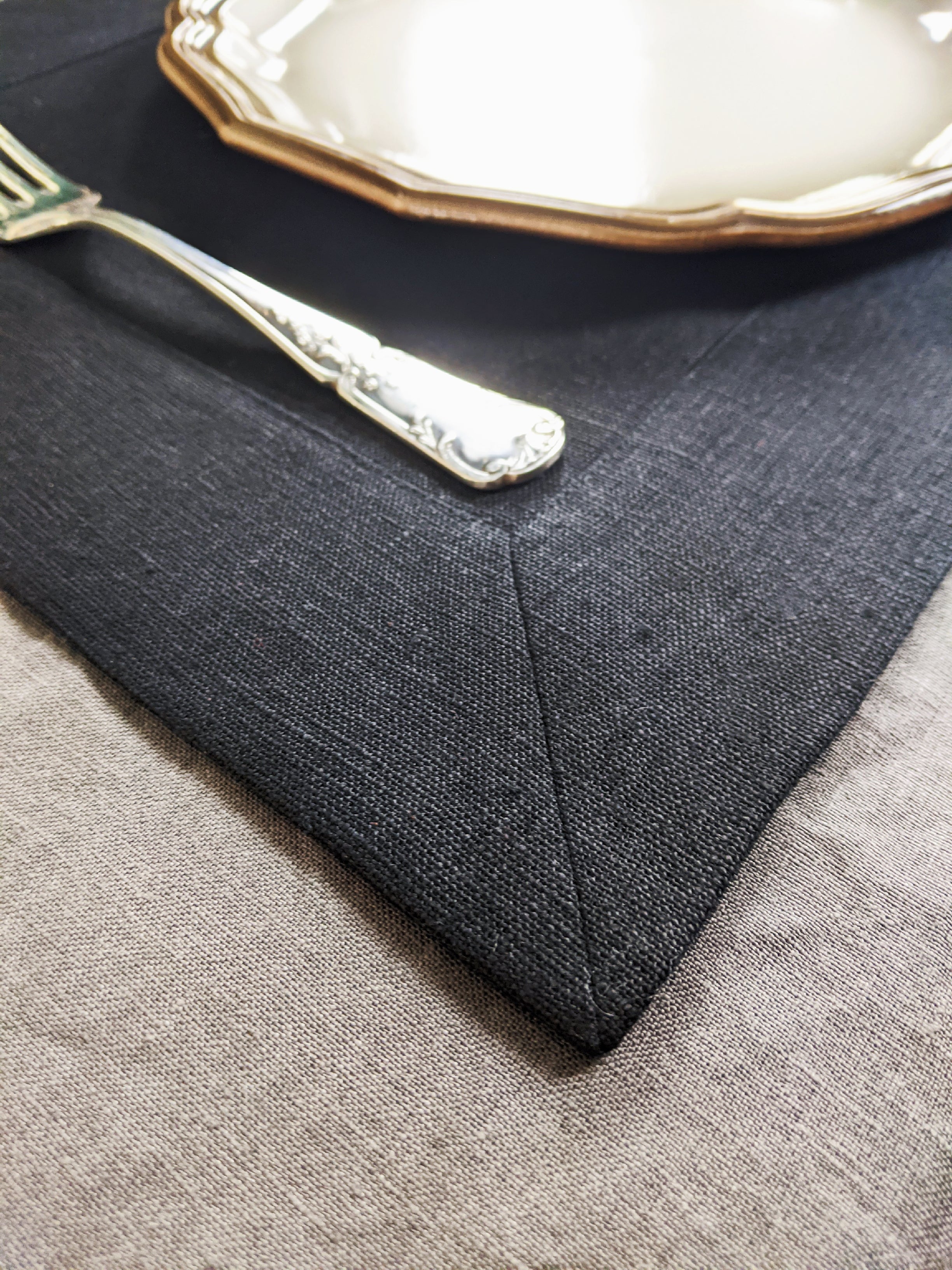 Linen table placemat in black