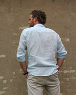 Load image into Gallery viewer, Linen shirt in light blue
