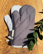 Load image into Gallery viewer, Linen oven mittens in Graphite &amp; Flax 1 pcs.
