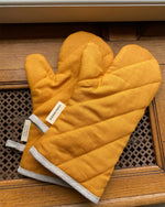 Load image into Gallery viewer, Linen oven mittens in Saffraan
