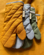 Load image into Gallery viewer, Linen oven mittens in Saffraan
